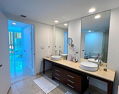 495 Brickell Avenue - Photo Thumbnail 5