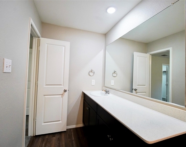2921 Bronte Boulevard - Photo Thumbnail 7
