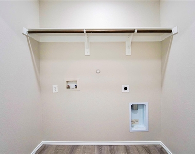 2921 Bronte Boulevard - Photo Thumbnail 14