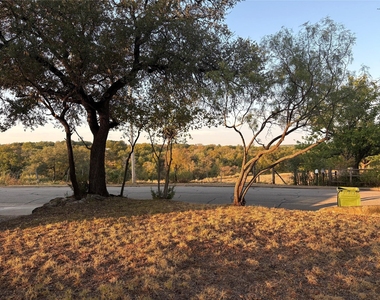 407 Paluxy Street - Photo Thumbnail 6