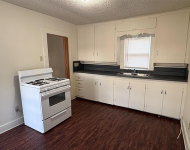 407 Paluxy Street - Photo Thumbnail 8