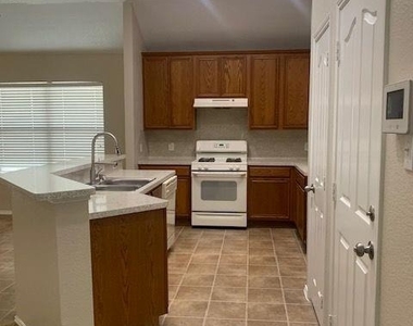 10621 Lipan Trail - Photo Thumbnail 1