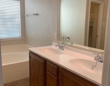 10621 Lipan Trail - Photo Thumbnail 8