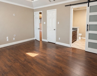 4916 Canberra Lane - Photo Thumbnail 9