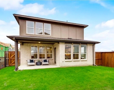 312 Rosemoor Place - Photo Thumbnail 2