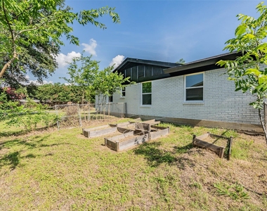 4920 Colorado Boulevard - Photo Thumbnail 10