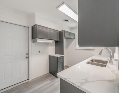 4920 Colorado Boulevard - Photo Thumbnail 18