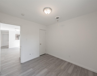 4920 Colorado Boulevard - Photo Thumbnail 32