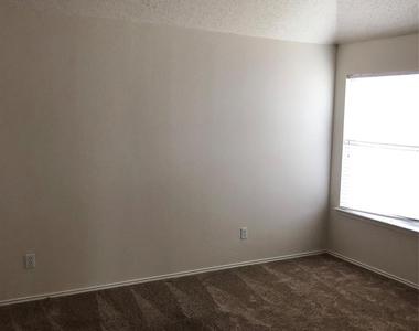 9505 Sean Drive - Photo Thumbnail 8