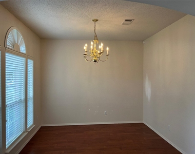9505 Sean Drive - Photo Thumbnail 2