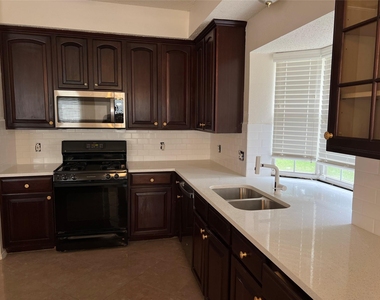 9505 Sean Drive - Photo Thumbnail 6