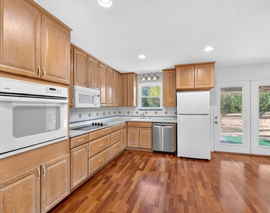 7005 Oakland Lane - Photo Thumbnail 4