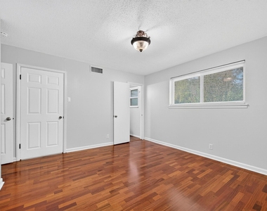 7005 Oakland Lane - Photo Thumbnail 16