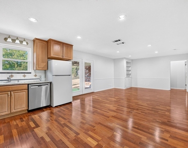 7005 Oakland Lane - Photo Thumbnail 3