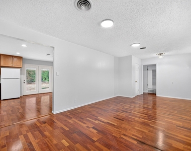 7005 Oakland Lane - Photo Thumbnail 7