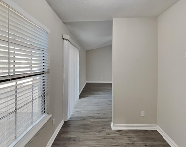 1528 Jabbet Drive - Photo Thumbnail 4