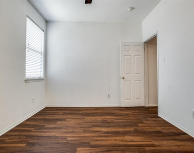 4021 Carrington Drive - Photo Thumbnail 17