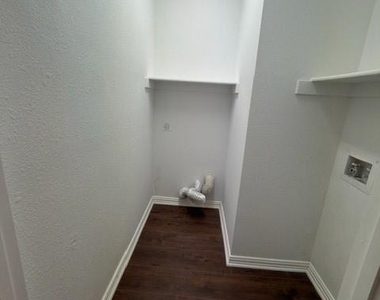 2056 Wimbledon Drive - Photo Thumbnail 17