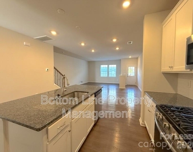 15708 Country House Street - Photo Thumbnail 6