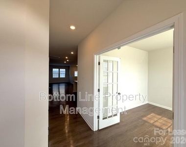 15708 Country House Street - Photo Thumbnail 2