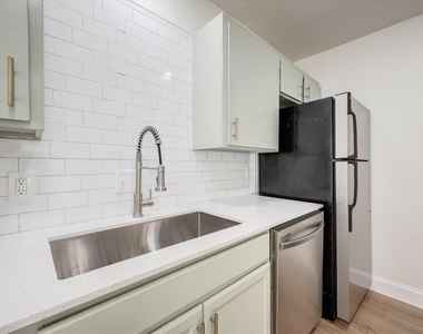 805 W Chambers Street - Photo Thumbnail 5
