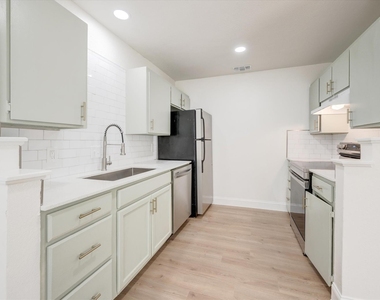 805 W Chambers Street - Photo Thumbnail 2