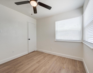 805 W Chambers Street - Photo Thumbnail 9
