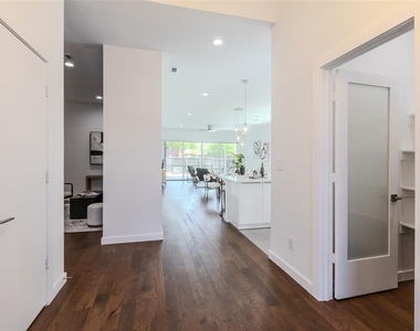 9742 Sunset Drive - Photo Thumbnail 4