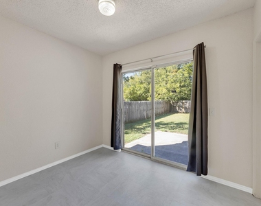 919 Sumac Drive - Photo Thumbnail 8