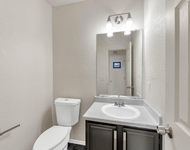 919 Sumac Drive - Photo Thumbnail 7