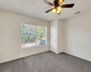 919 Sumac Drive - Photo Thumbnail 14