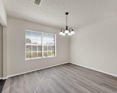 919 Sumac Drive - Photo Thumbnail 3