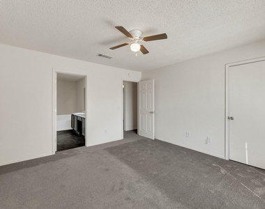 919 Sumac Drive - Photo Thumbnail 11