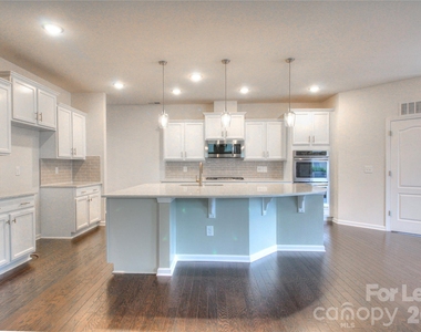 3007 Silverwood Drive - Photo Thumbnail 8