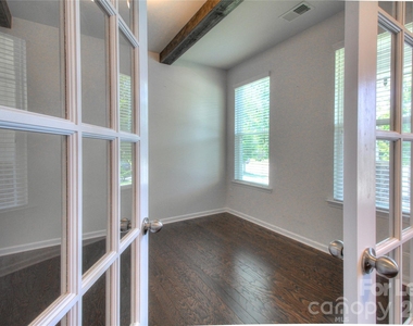 3007 Silverwood Drive - Photo Thumbnail 3