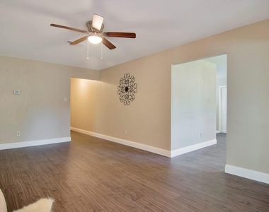 6904 Yorkston Street - Photo Thumbnail 11