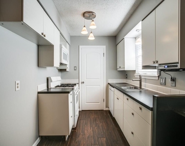 933 Meadow Mead Drive - Photo Thumbnail 3