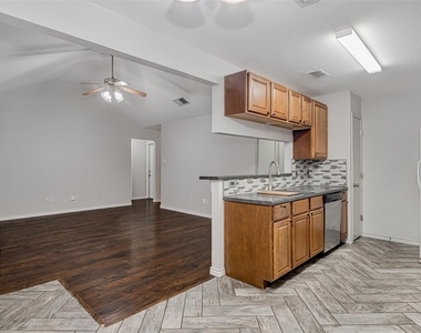 636 Ozark Avenue - Photo Thumbnail 10