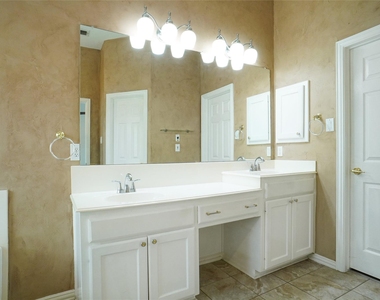 1828 Lacey Oak Lane - Photo Thumbnail 9