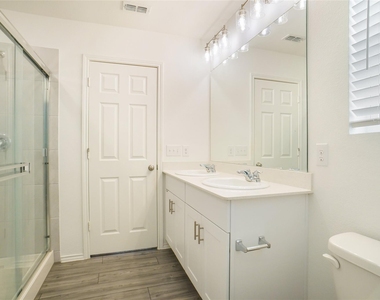 1828 Lacey Oak Lane - Photo Thumbnail 11