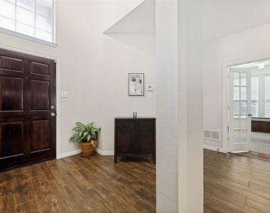 310 Conroe Circle - Photo Thumbnail 3