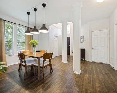 310 Conroe Circle - Photo Thumbnail 5
