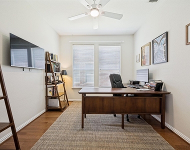 310 Conroe Circle - Photo Thumbnail 7