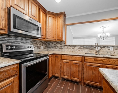 102 Northwood Place - Photo Thumbnail 9