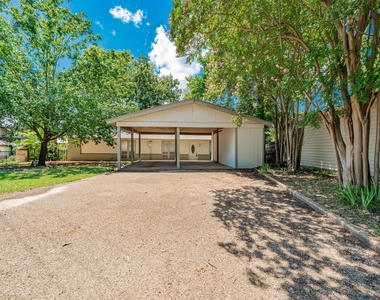102 Northwood Place - Photo Thumbnail 2