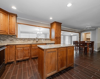 102 Northwood Place - Photo Thumbnail 10