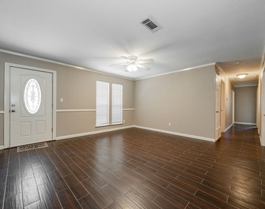 102 Northwood Place - Photo Thumbnail 4