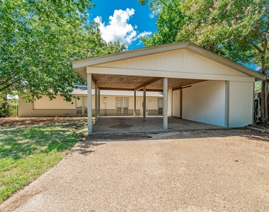 102 Northwood Place - Photo Thumbnail 3