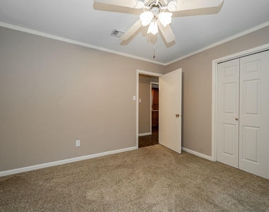 102 Northwood Place - Photo Thumbnail 12