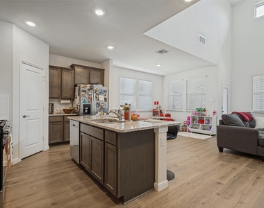 1601 Grand Villa Street - Photo Thumbnail 7